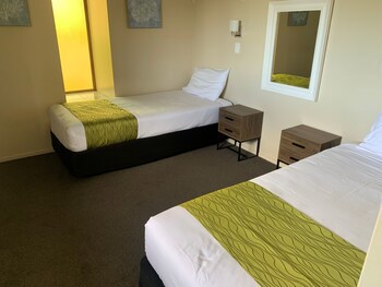 Admirals Motor Inn