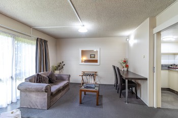 Admirals Motor Inn
