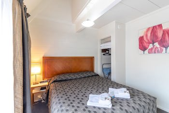 Admirals Motor Inn