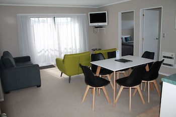 Aquarius Motor Inn