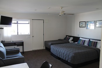 Aquarius Motor Inn
