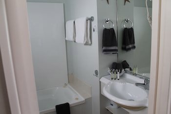 Aquarius Motor Inn