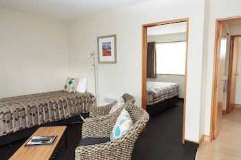 Admiral Court Motel & Apartments