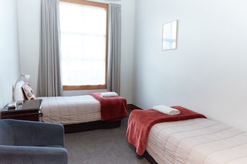 Admiral Court Motel & Apartments