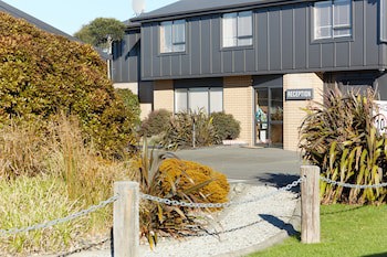 Admiral Court Motel & Apartments