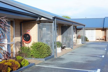 Admiral Court Motel & Apartments