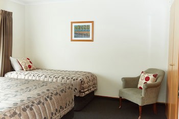 Admiral Court Motel & Apartments