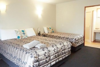 Admiral Court Motel & Apartments
