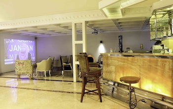 Amos Cozy Hotel & Convention Hall
