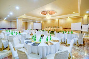 Amos Cozy Hotel & Convention Hall