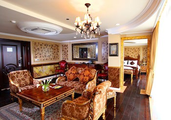 Amos Cozy Hotel & Convention Hall