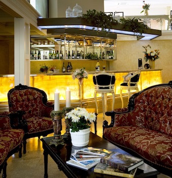 Amos Cozy Hotel & Convention Hall