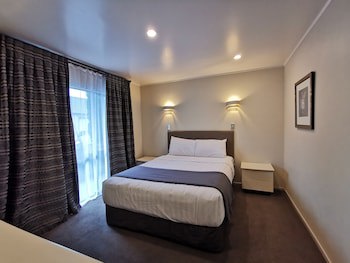 Cornwall Park Motor Inn