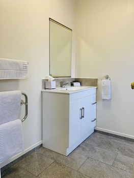 Kingswood Manor Motel