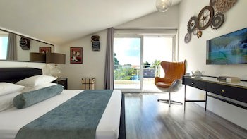 Refresh Boutique Apartments