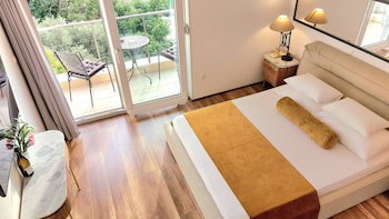Refresh Boutique Apartments