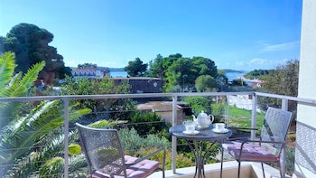 Refresh Boutique Apartments