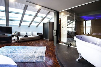 Diamond Suites
