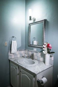 Connie's Comfort Suites