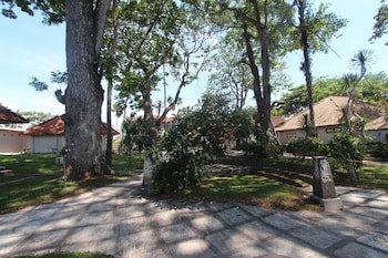 Alit Beach Resort And Villas