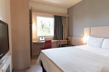 Ibis Pilar