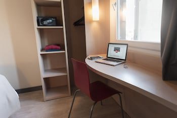 Ibis Pilar