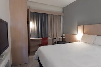 Ibis Pilar