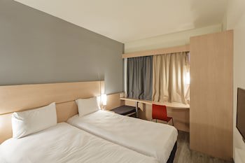 Ibis Pilar