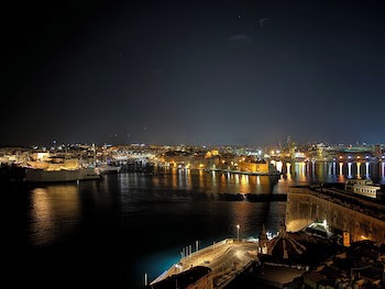 Grand Harbour Hotel