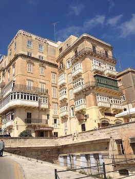 Grand Harbour Hotel