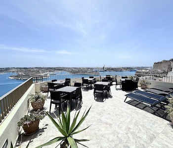 Grand Harbour Hotel