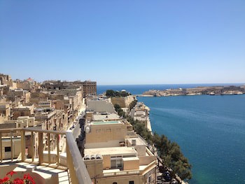 Grand Harbour Hotel