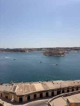 Grand Harbour Hotel