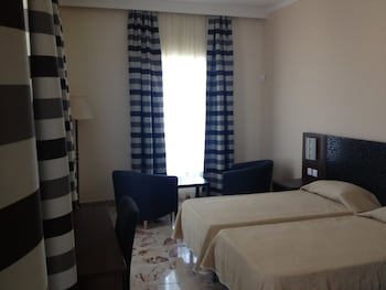 Grand Harbour Hotel