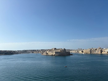 Grand Harbour Hotel