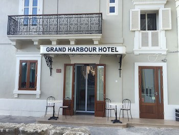 Grand Harbour Hotel