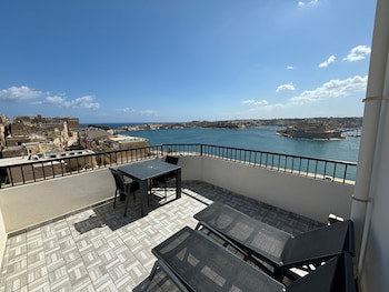 Grand Harbour Hotel