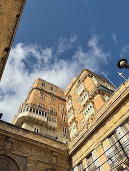 Grand Harbour Hotel