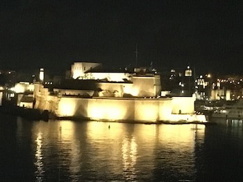 Grand Harbour Hotel