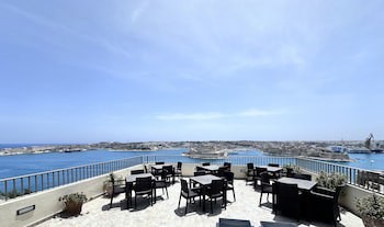 Grand Harbour Hotel