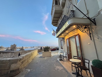 Grand Harbour Hotel