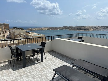 Grand Harbour Hotel