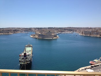 Grand Harbour Hotel
