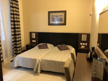 Grand Harbour Hotel