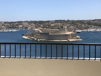 Grand Harbour Hotel
