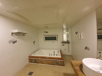 Friendly Dh Naissance Hotel By Mindrum Group