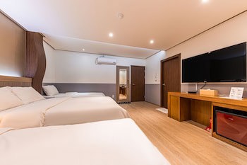 Friendly Dh Naissance Hotel By Mindrum Group