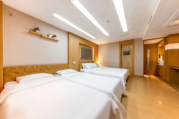 Friendly Dh Naissance Hotel By Mindrum Group