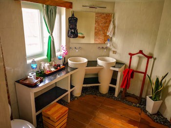 Canvas And Orchids Retreat