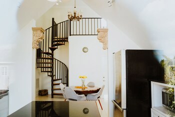 Shangri-La Bed & Breakfast